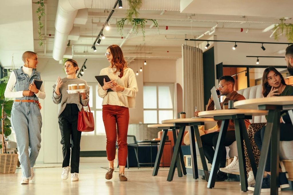 Redesign your Workspace with Hot Desking Solutions for Maximum Teamwork