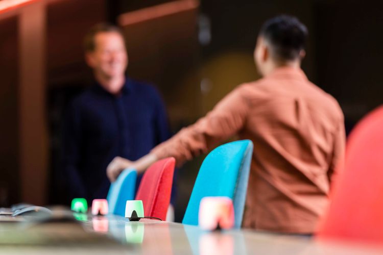 Desk hoteling vs. Hot desking - what is the best solution for you? 