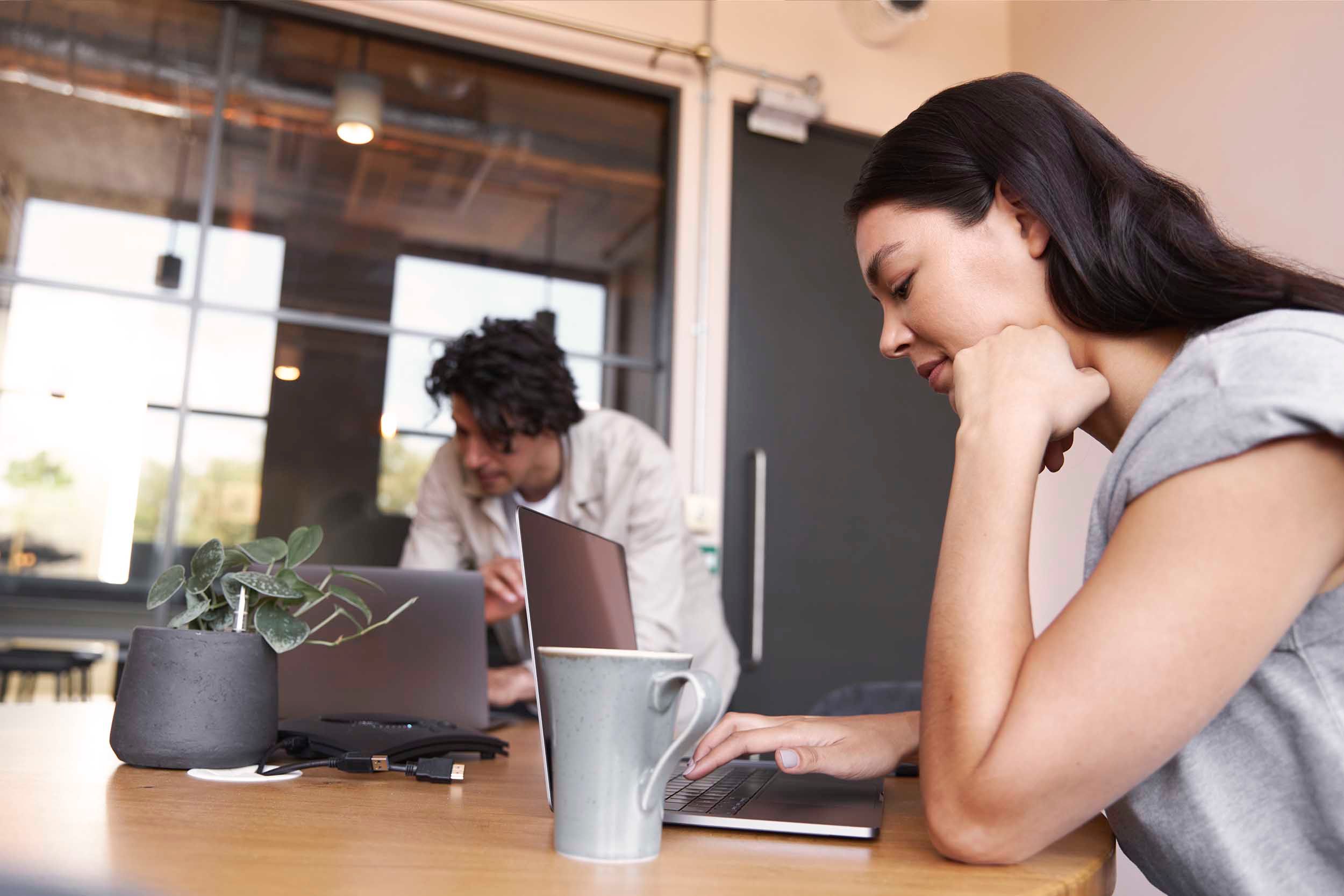 Two colleagues are working on a table